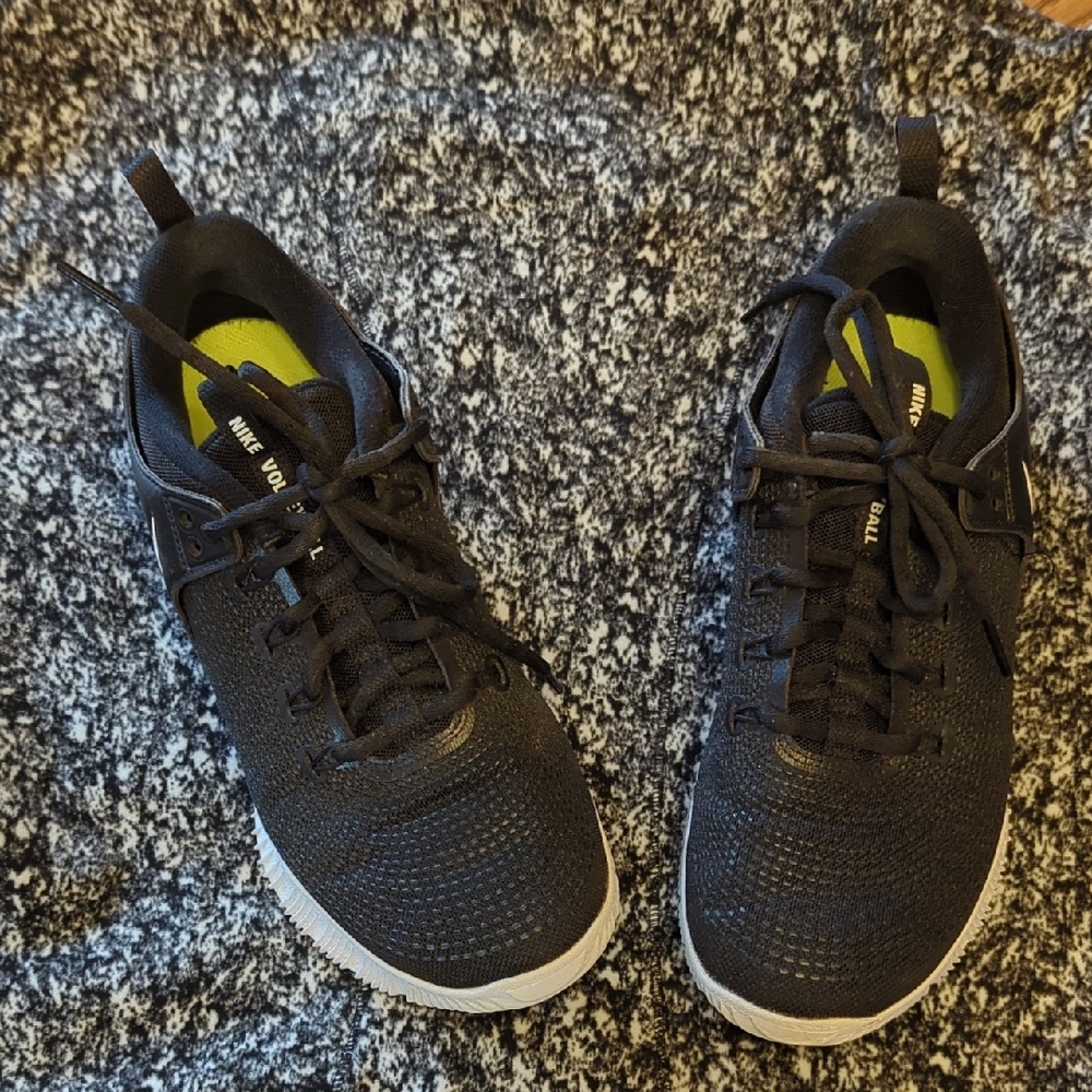 😃Women's Nike Volleyball Black and White Sneakers size 8.5   GREAT SHAPE!!!😃❤️